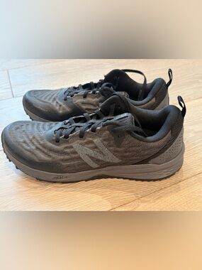 New Balance Men's Gray and Black Athletic Running Shoes